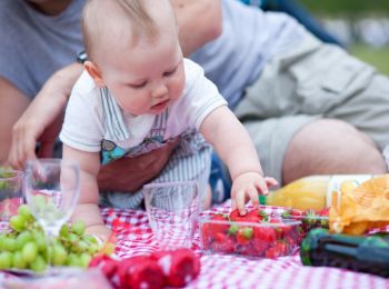 To celebrate National Picnic Week, our nutritionist Charlotte Stirling-Reed shares some delicious and nutritious picnic options for young children.  